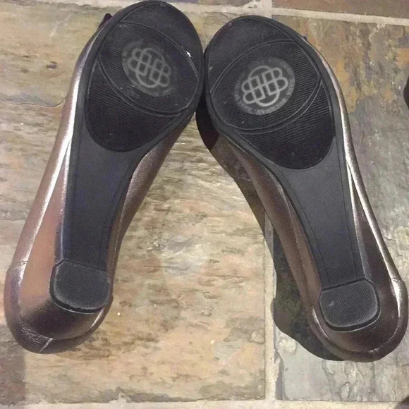 GUC Dana  Buchman pewter bow cap mini wedge sz 10 - Picture 3 of 5